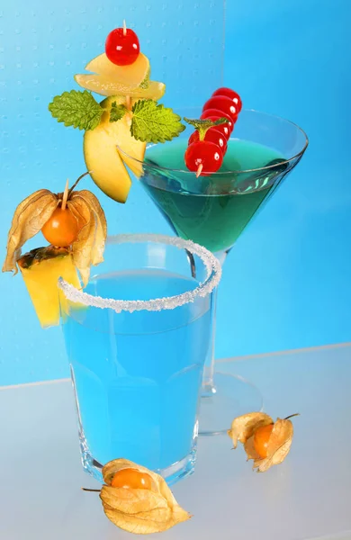 Blaue Cocktails Gläsern Mit Kirschen Und Obstdekoration Nahaufnahme — Stockfoto