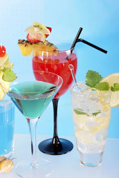 Cocktailkollektion Mit Fruchtdekoration Gläsern Nahaufnahme — Stockfoto