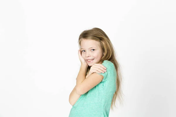 Glücklich Schönes Kleines Blondes Mädchen Grünem Shirt Das Auf Weißem — Stockfoto