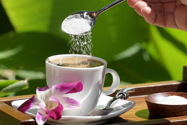 Hand Holding Lepel Gieten Van Suiker Witte Kopje Koffie Close — Stockfoto