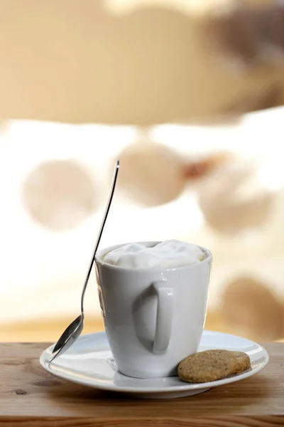 Witte Koffiekopje Met Cappuccino Met Lepel Cookies Schotel Close — Stockfoto