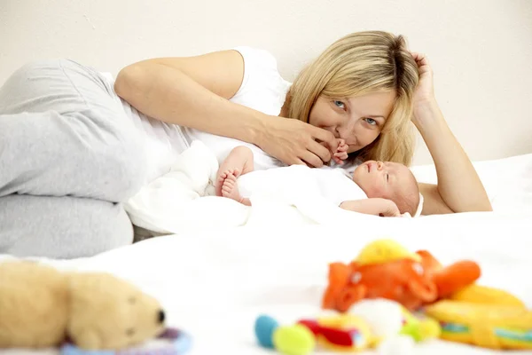 Jovem Feliz Relaxando Com Sua Filha Sete Meses Idade — Fotografia de Stock