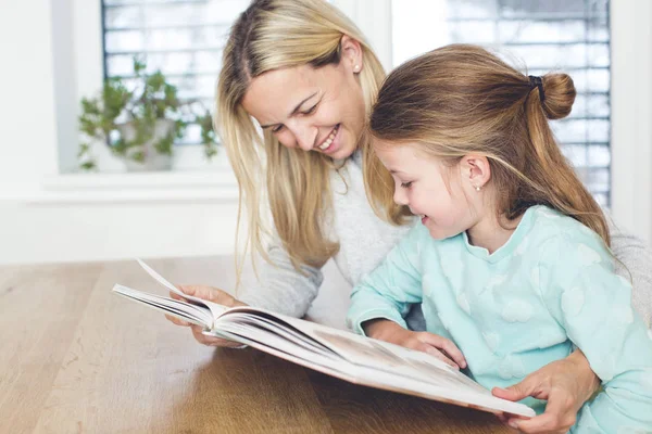 Mãe Com Livro Ensinando Filha Ler Casa — Fotografia de Stock