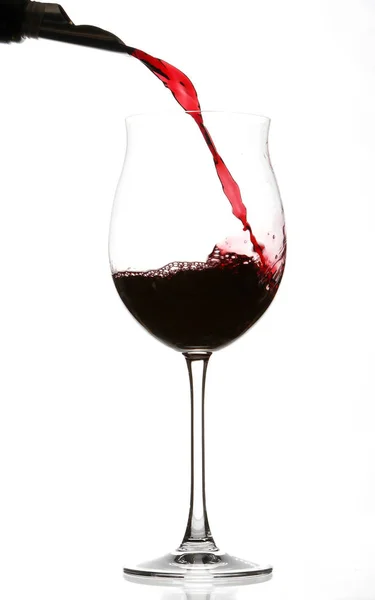 Verter Vinho Tinto Copo Vinho Isolado Sobre Fundo Branco Close — Fotografia de Stock
