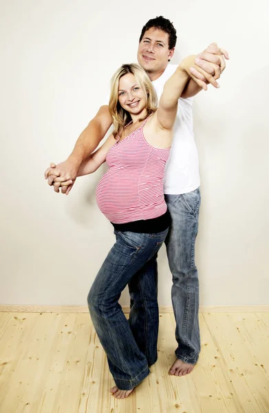 Hombre Feliz Con Esposa Embarazada Rubia Posando Juntos Cerca Pared —  Fotos de Stock