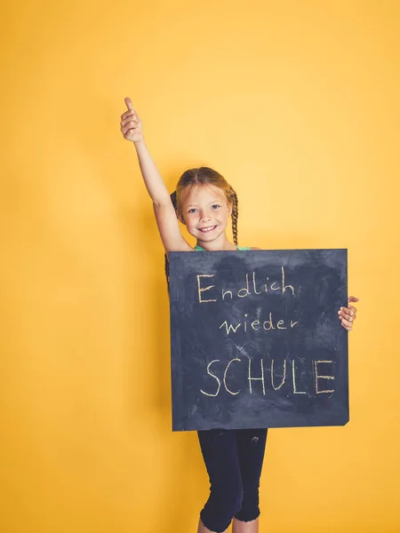 Uczennica Piękne Gospodarstwa Tablica Słowami Wreszcie Szkoła Ponownie Języku Niemieckim — Zdjęcie stockowe
