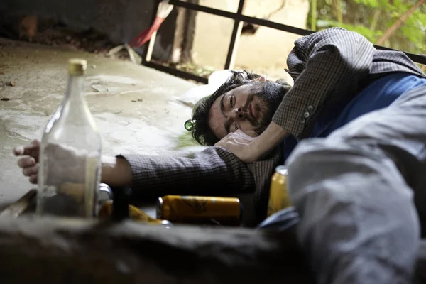 Borracho Sin Hogar Durmiendo Suelo Cerca Latas Cerveza Edificio Abandonado — Foto de Stock