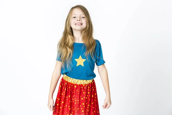 Blonde Mädchen Gekleidet Supergirl Posiert Isoliert Auf Weißem Studiohintergrund — Stockfoto