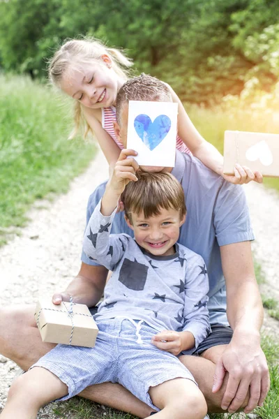 Bambini Che Fanno Regali Padre Festeggiare Giorno Dei Padri Divertendosi — Foto Stock