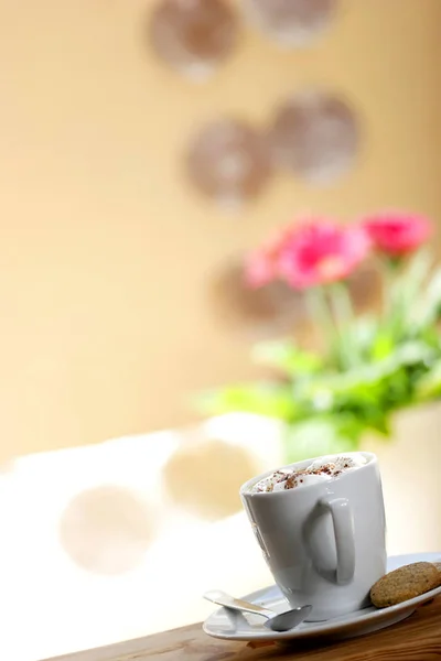 Witte Koffiekopje Met Cappuccino Met Lepel Cookies Schotel Close — Stockfoto