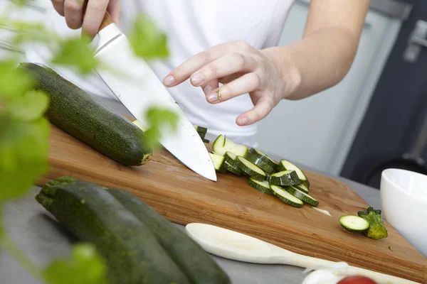 Kock Med Kniv Skära Gurka Trä Skära Styrelse Närbild — Stockfoto