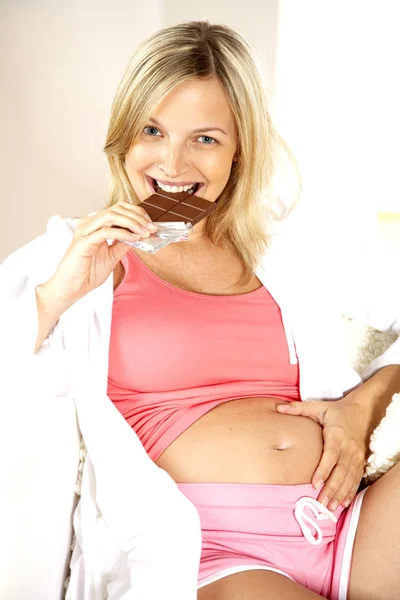 Yeme Çikolata Evde Otururken Mutlu Hamile Kadın — Stok fotoğraf