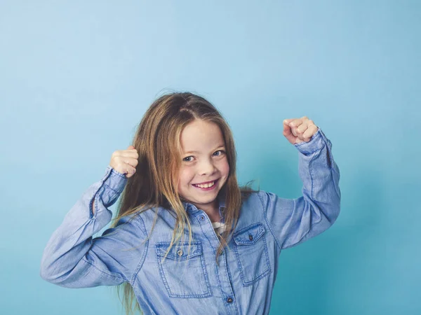 Portret Szczęśliwy Dziewczyna Ubranie Patrząc Kamery Pastelowe Niebieskie Tło — Zdjęcie stockowe