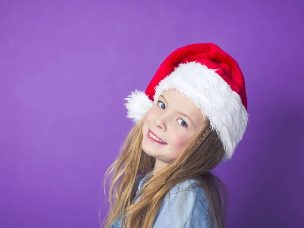 Aranyos Kis Érzelmi Lány Piros Lila Háttér Előtt Pózol Santa — Stock Fotó
