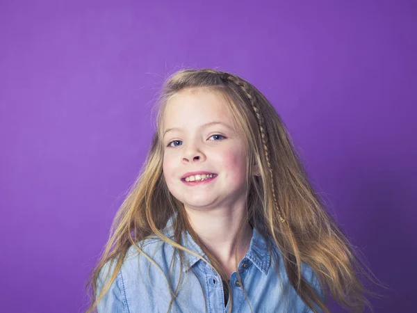 Retrato Bonito Menina Vestindo Camisa Jeans Azul Frente Fundo Violeta — Fotografia de Stock