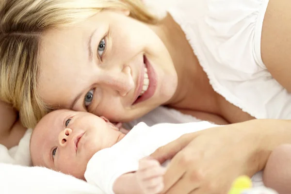 Jovem Feliz Relaxando Com Sua Filha Sete Meses Idade — Fotografia de Stock