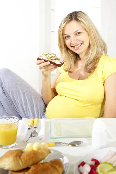 Mujer Embarazada Feliz Sentado Sillón Comer Sándwich Rábano Mientras Está —  Fotos de Stock