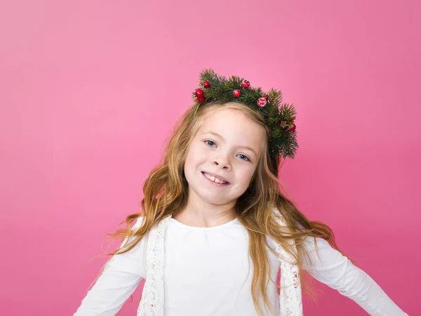 Linda Menina Loira Com Decoração Natal Cabeça Olhando Para Câmera — Fotografia de Stock