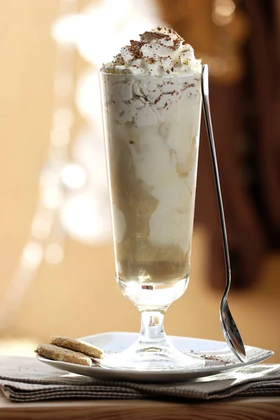 Verre Avec Traditionnel Espresso Con Panna Avec Cuillère Gros Plan — Photo