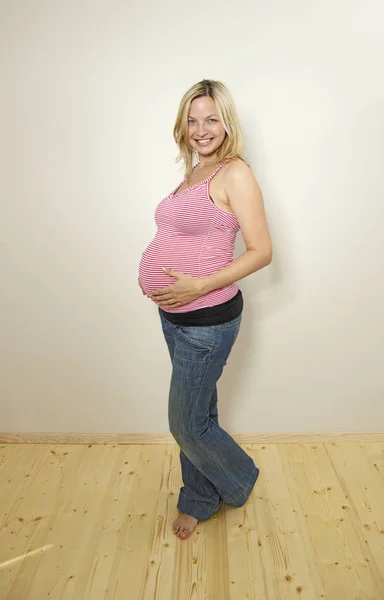 Ξανθιά Έγκυος Γυναίκα Κοίλο Κοιλιά Της Δύο Χέρια Και Χαμογελάει — Φωτογραφία Αρχείου