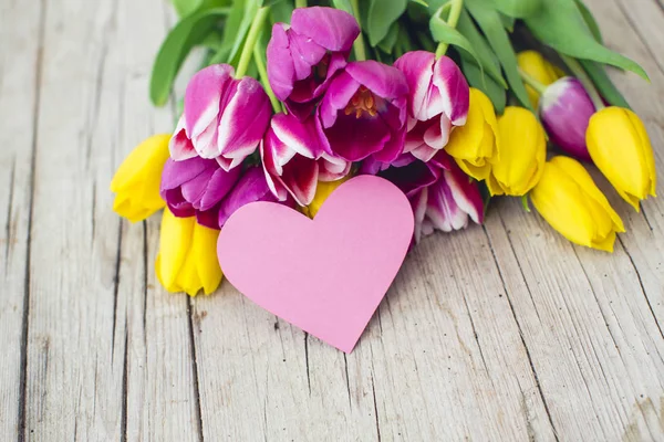 Рожеві Жовті Тюльпани Порожнім Паперовим Серцем Дерев Яному Столі Крупним — стокове фото