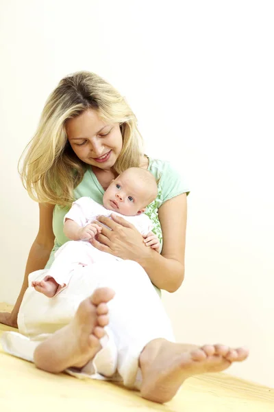 Jovem Sorrindo Mãe Brincando Com Sua Filha Sete Meses — Fotografia de Stock