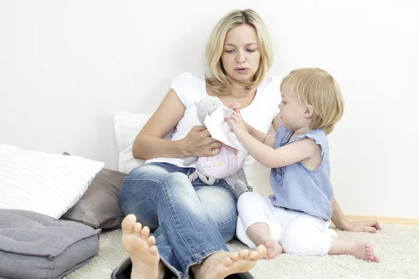Krankes Kind Legt Taschentuch Auf Katzennase Während Bei Mutter Hause — Stockfoto