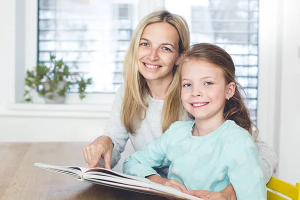 Mãe Com Livro Ensinando Filha Ler Casa — Fotografia de Stock