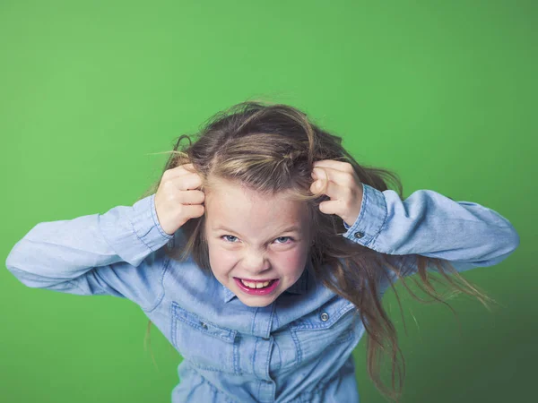 Irritado Menina Rasgando Cabelo Para Fora Enquanto Posando Frente Verde — Fotografia de Stock