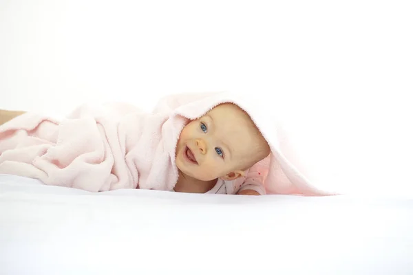 Bonito Bebê Sete Meses Idade Com Coverlet — Fotografia de Stock