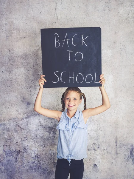 Schoolmeisje Bedrijf Schoolbord Met Woorden Terug Naar School Voor Concrete — Stockfoto