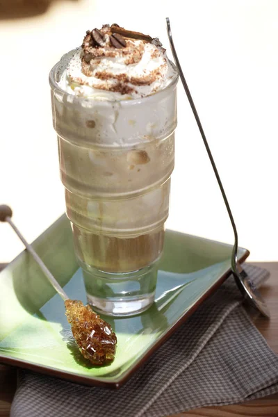 Glas Med Traditionella Espresso Con Panna Med Kaffebönor Toppen Och — Stockfoto