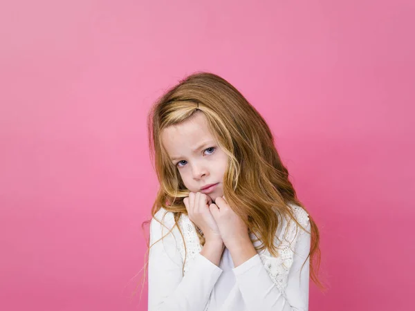 Retrato Menina Bonito Triste Roupas Brancas Fundo Rosa — Fotografia de Stock