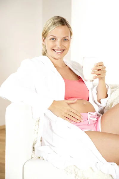Mujer Embarazada Rubia Ropa Casual Sosteniendo Vaso Leche Sentada Sillón — Foto de Stock
