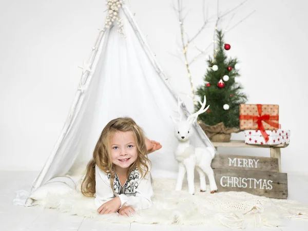 Pequena Menina Bonita Deitada Pele Branca Perto Barraca Brinquedo Com — Fotografia de Stock