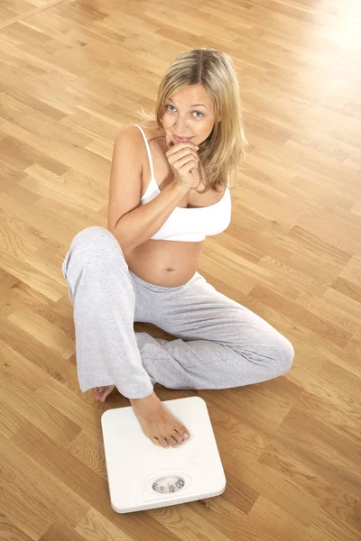 Blonde Schwangere Frau Sitzt Hause Mit Waage Auf Dem Boden — Stockfoto