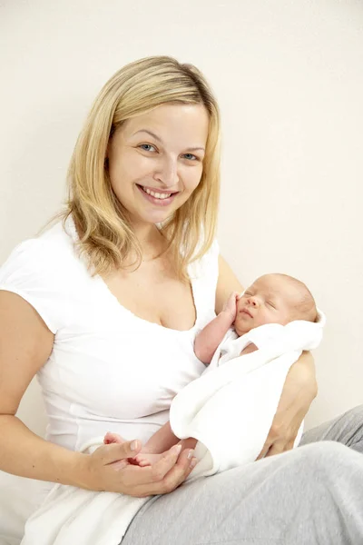 Jovem Feliz Relaxando Com Sua Filha Sete Meses Idade — Fotografia de Stock