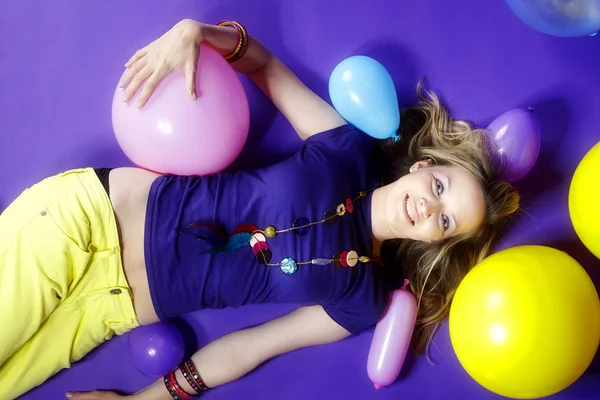 Jeune Femme Portant Shirt Pantalon Jaune Couché Avec Des Ballons — Photo