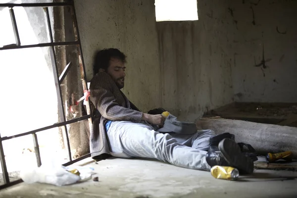 Borracho Sin Hogar Durmiendo Suelo Cerca Latas Cerveza Edificio Abandonado — Foto de Stock