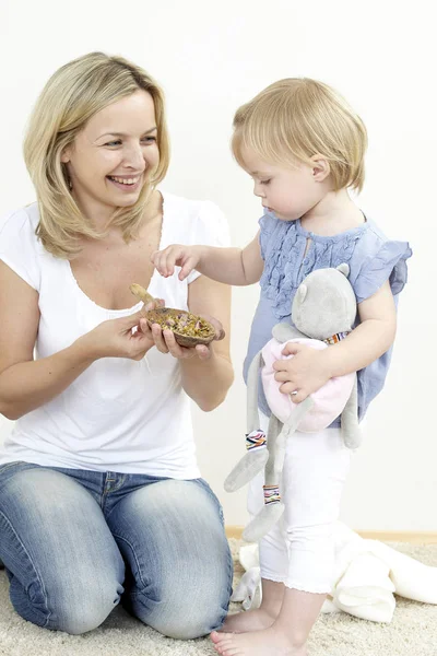 Mãe Filha Segurando Colher Madeira Com Folhas Casca Conceito Medicina — Fotografia de Stock