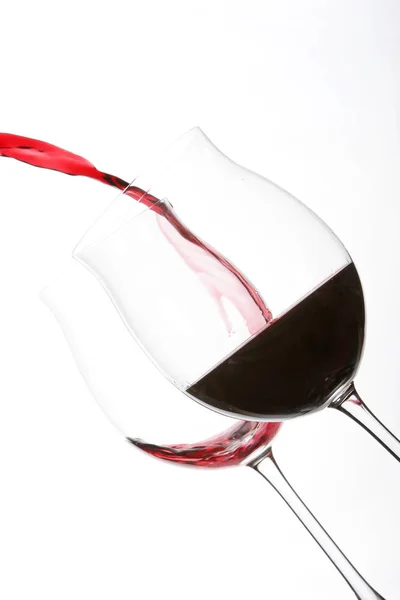 Verter Vinho Tinto Copo Vinho Isolado Sobre Fundo Branco Close — Fotografia de Stock