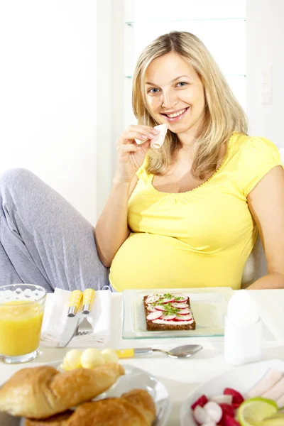 Mujer Embarazada Feliz Comer Jamón Mientras Está Sentado Silla Cerca —  Fotos de Stock