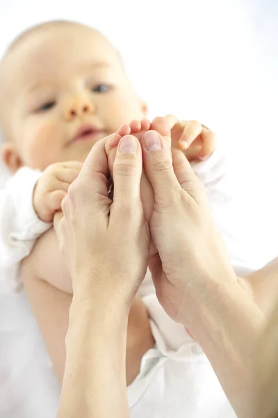 Jeune Femme Massant Bébé Sept Mois — Photo