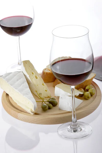 Due Bicchieri Vino Rosso Formaggio Con Olive Pane — Foto Stock