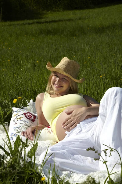 Happy Těhotná Žena Klobouku Ležet Dece Louce Slunečný Den — Stock fotografie