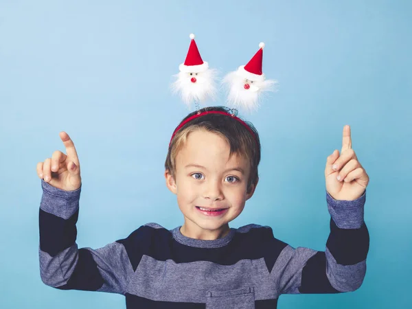 Menino Com Decoração Natal Cabeça Posando Frente Fundo Estúdio Azul — Fotografia de Stock