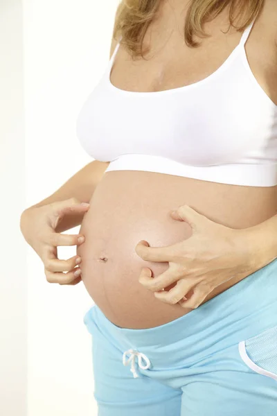 Blonde Zwangere Vrouw Ondergoed Buik Krabben — Stockfoto