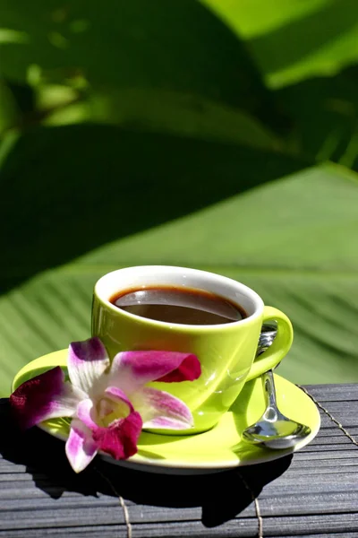 Kopje Koffie Met Bloem Lepel Groene Achtergrond Close Wazig — Stockfoto