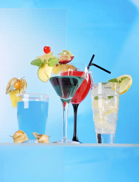 Cocktailkollektion Mit Fruchtdekoration Gläsern Nahaufnahme — Stockfoto