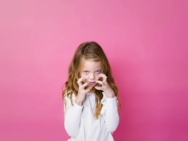 Портрет Дівчини Агресивними Емоціями Білому Одязі Рожевому Фоні — стокове фото